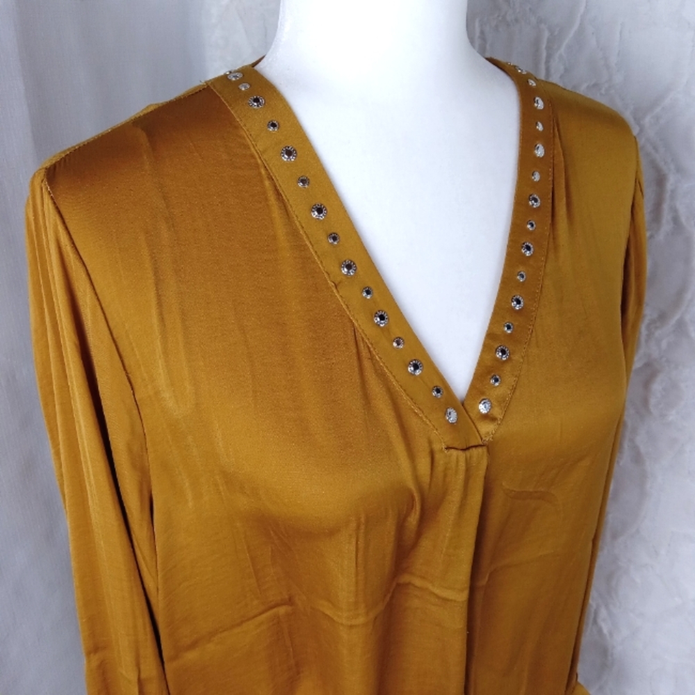 Carmen Marc Valvo Women's Top size Large Gold Silver Studs V-Neck Long Sleeve